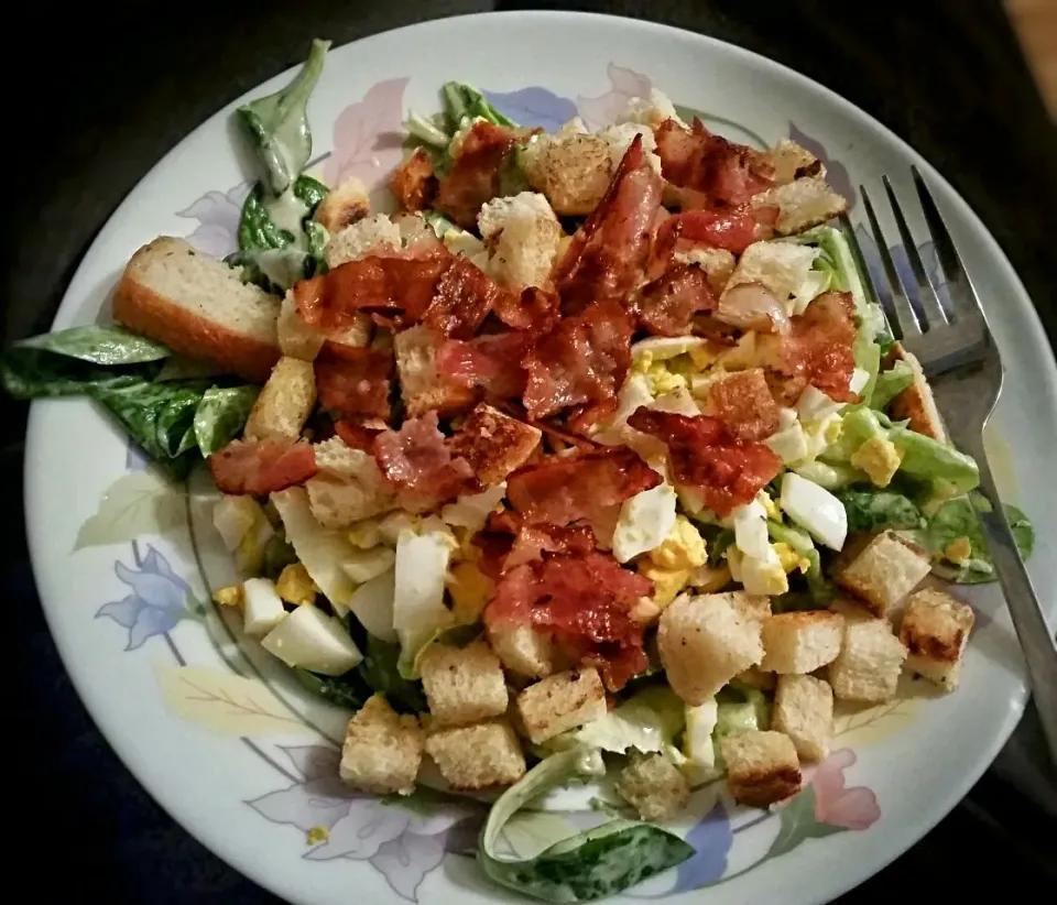 selfmade Nüsslersalat / Feldsalat / salad 
with fresh cooked eggs, crispy bacon 😄
and homemade french joghurt salad dressing
and butter croûtons|Najeskaさん