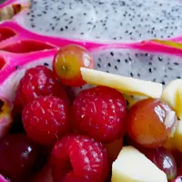 Fruitsnack #dragonfruit #apple #lemon #raspberry #grapefruit|Tessy Van Den Brulleさん