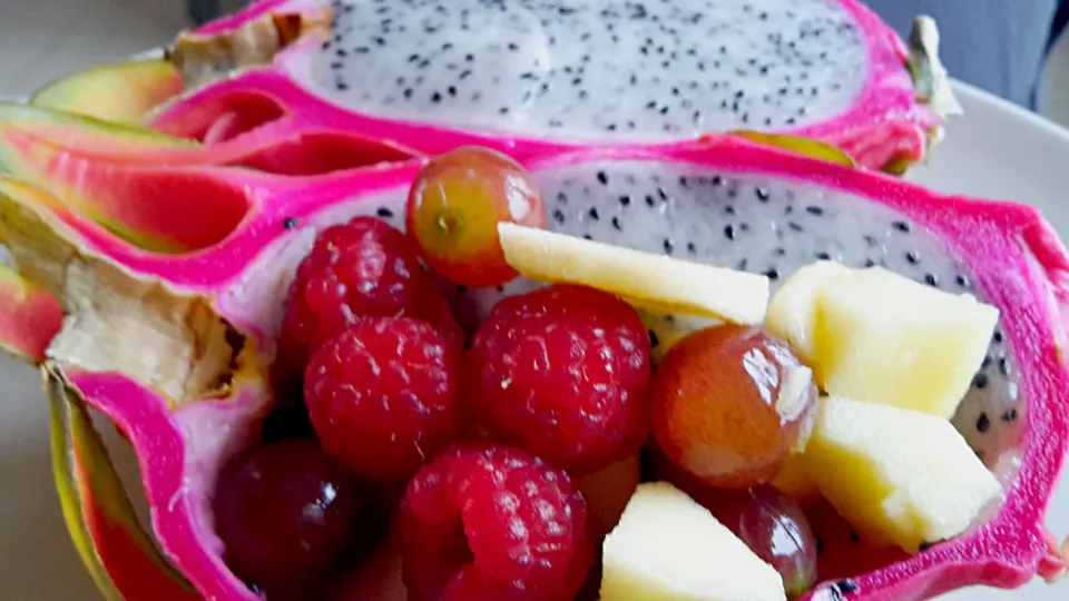 Fruitsnack #dragonfruit #apple #lemon #raspberry #grapefruit|Tessy Van Den Brulleさん