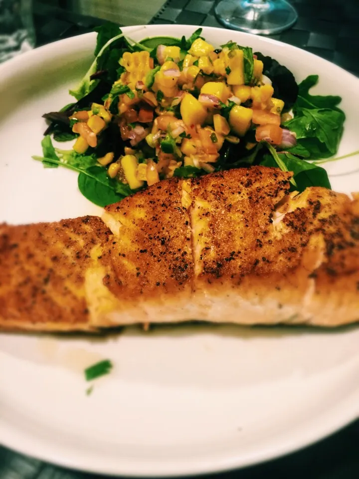 Pan grilled salmon with mango and corn salsa|HoneyPBさん