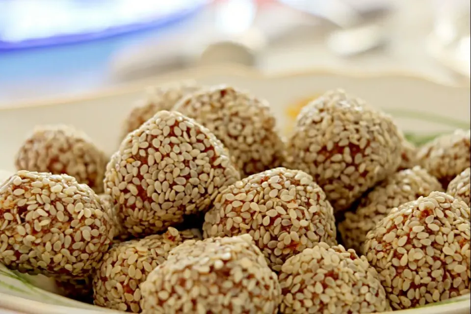 sesame dat balls with orangejuice, almonds and agaves syrup|claudia teaさん