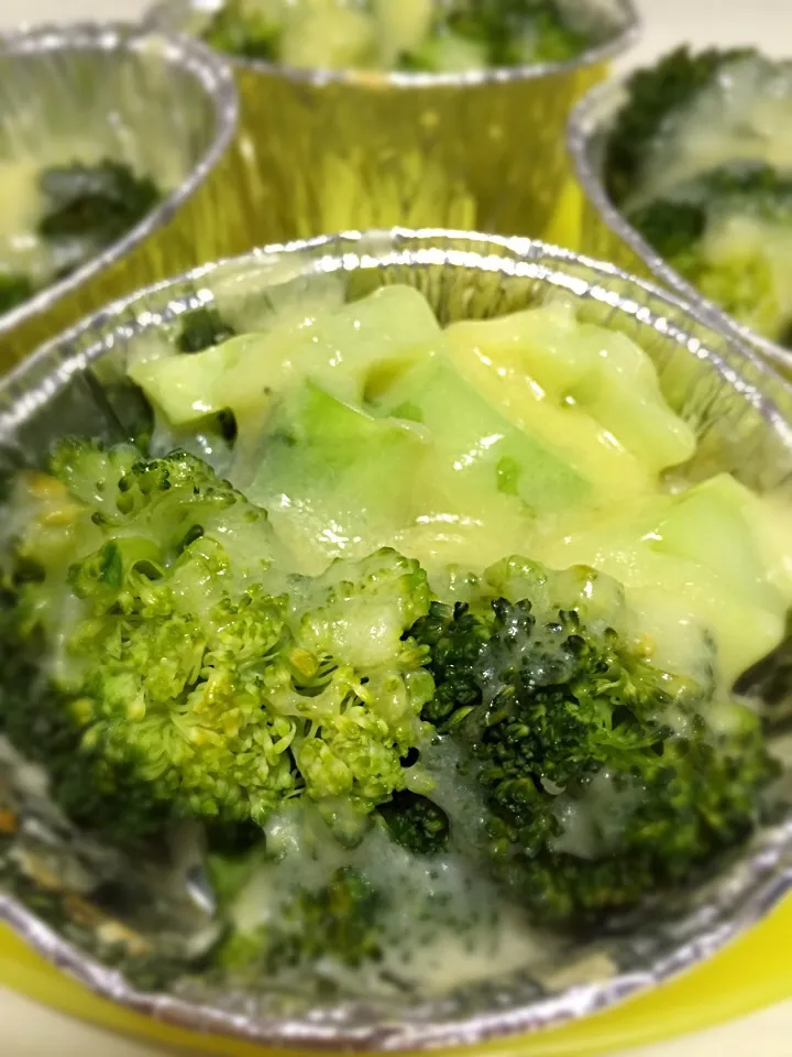 Steamed Broccoli & baked with Cheese 🎒👬🌄|Tari's Kitchenさん