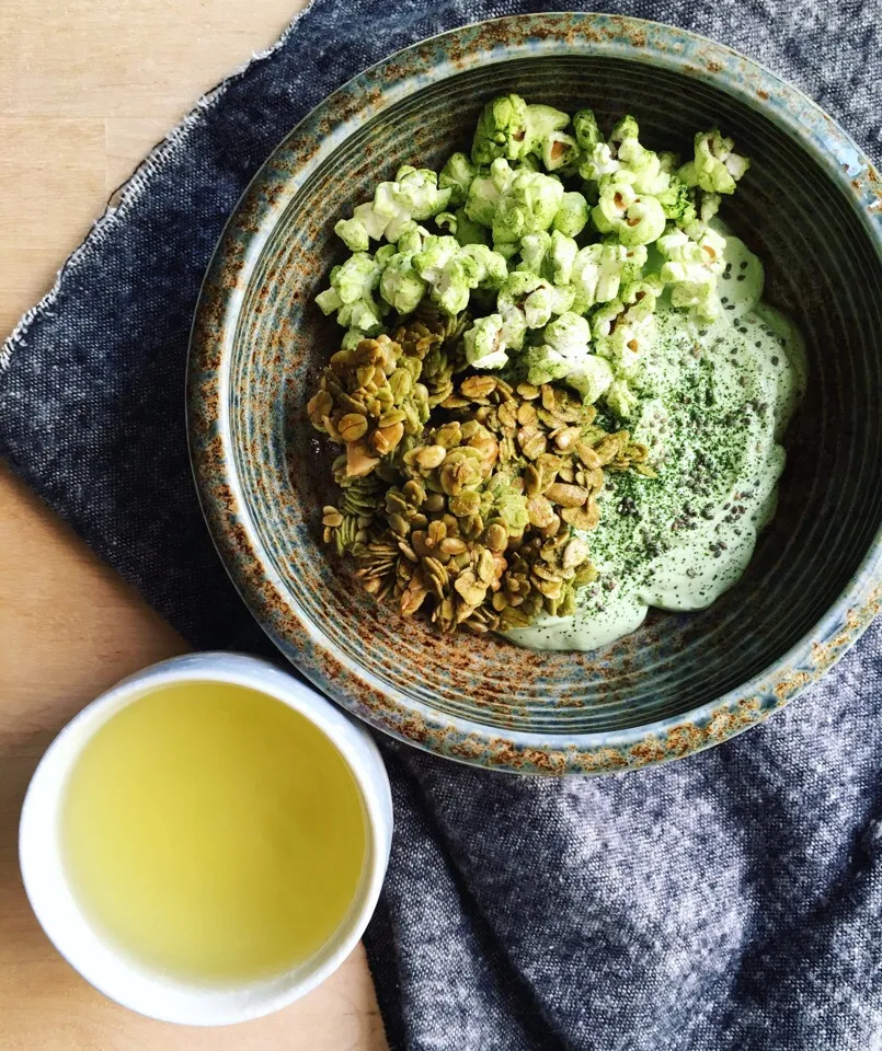 Triple matcha bowl - matcha yogurt, granola & popcorn. Sencha 🍵  on the side|coxiella24さん