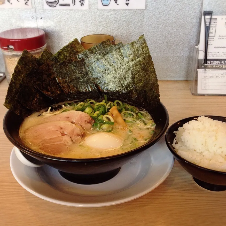 白豚骨、細麺（硬め）、海苔味玉トッピング、辛味噌抜きとライス|美也子さん