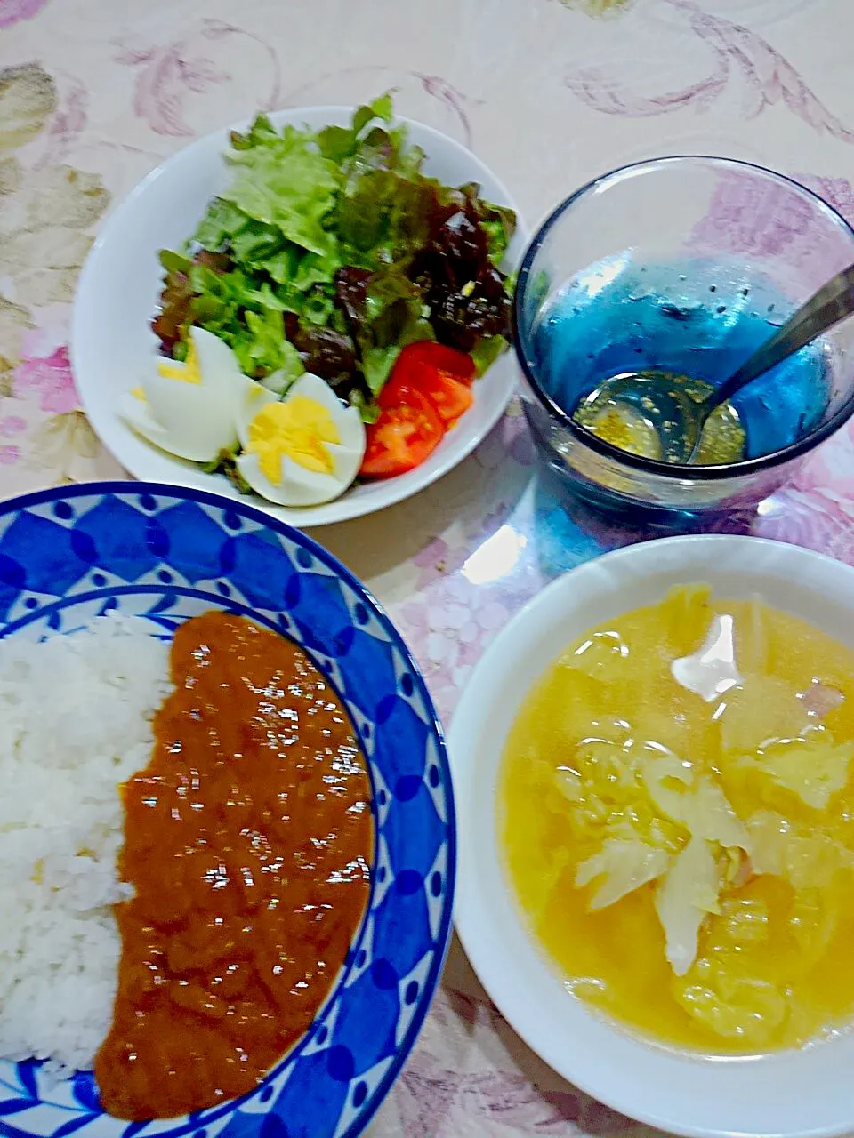 今日は出掛けたのでレトルトカレー😱キャベツとベーコンのスープ😁玉子のサラダ|たえさん