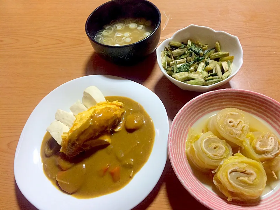 豆腐かけオムカレー、白菜と油揚げのくるくる煮、漬物、しじみみそ汁|ちゃこさん