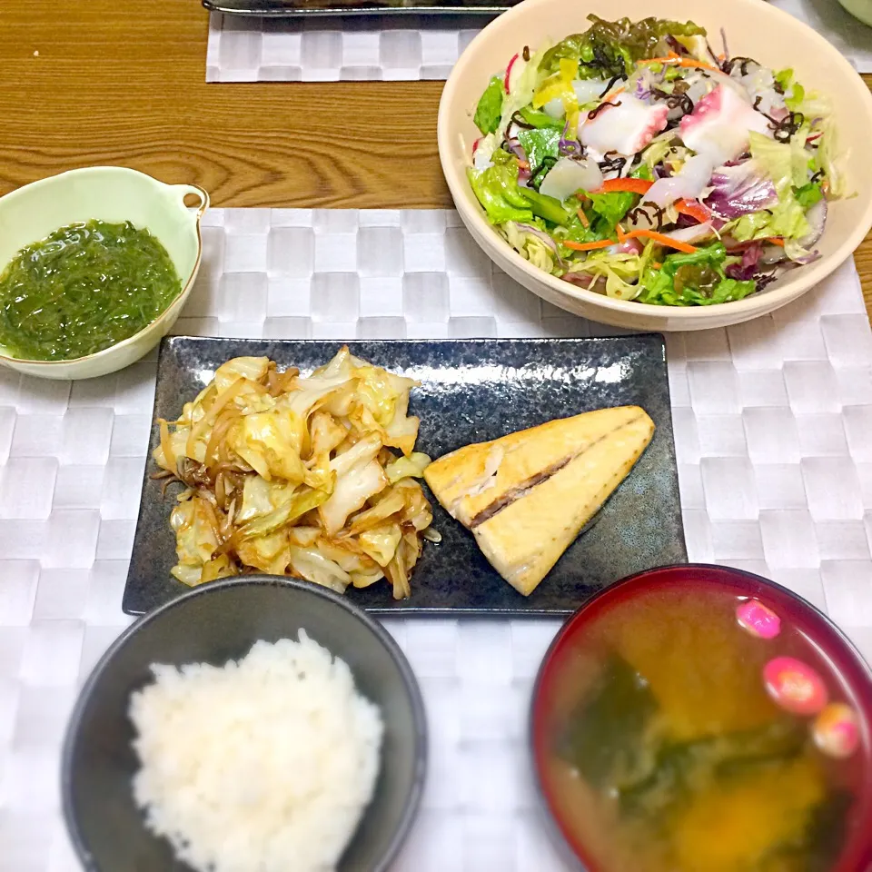 サバ焼き
野菜炒め
めかぶ
海鮮サラダ|yummさん