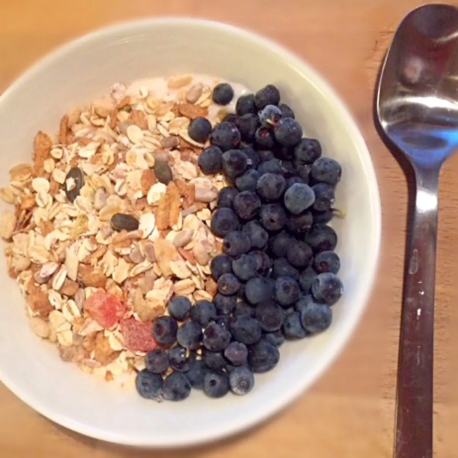 Müsli with blueberries and natural youghurt|Minniiwさん