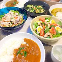 Snapdishの料理写真:サラダたっぷり♪
カレーいろいろ(*^^*)|松本悦子さん