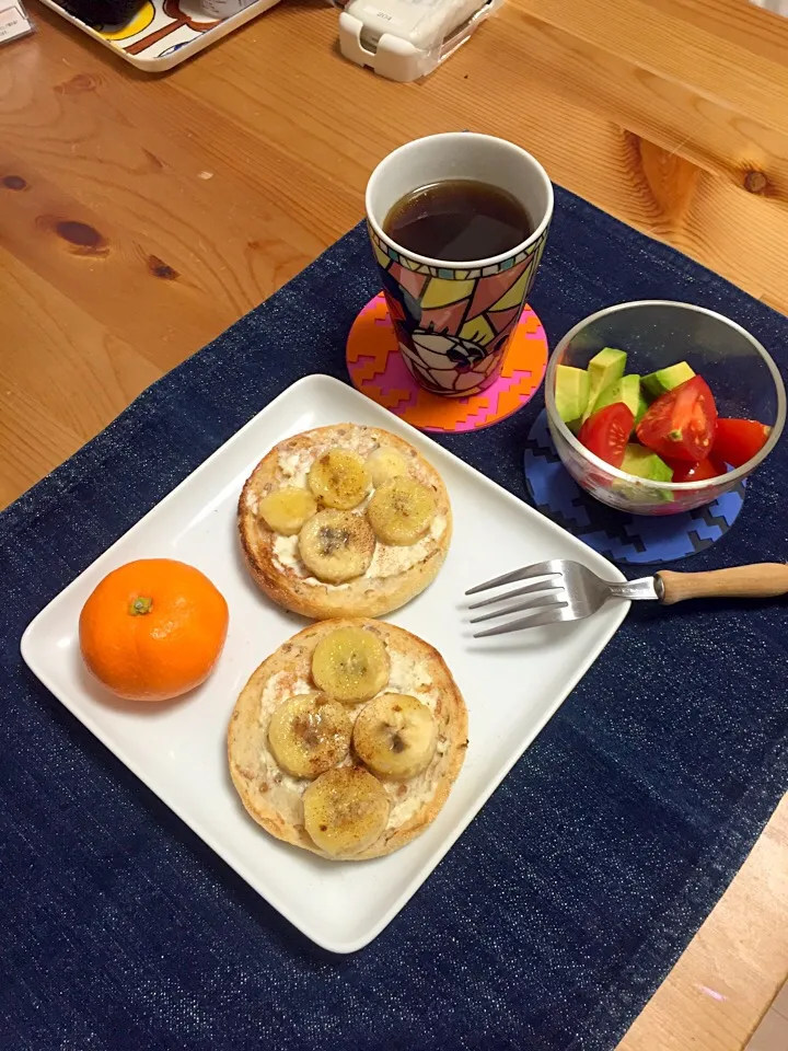 Banana on cream cheese English muffins|Kumigarさん