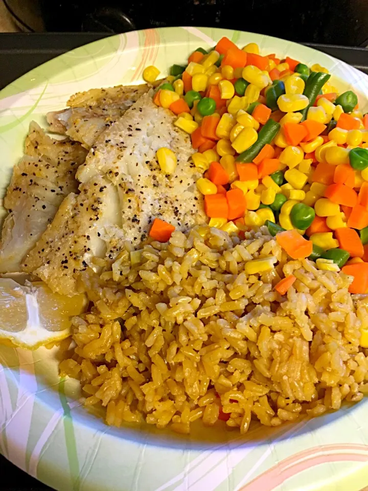 4.20 oz lemon pepper cod, 1 c mixed veggies, 2 oz of whole grain rice

238 cals...lots of food..little short on my protein...|Joann Chavezさん