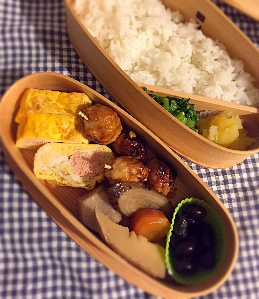 Snapdishの料理写真:今年最初のお弁当。鶏つくね、明太子入り卵焼き、黒豆、栗きんとん、お煮しめ（の残り）、大根葉の胡麻和え。|Junさん