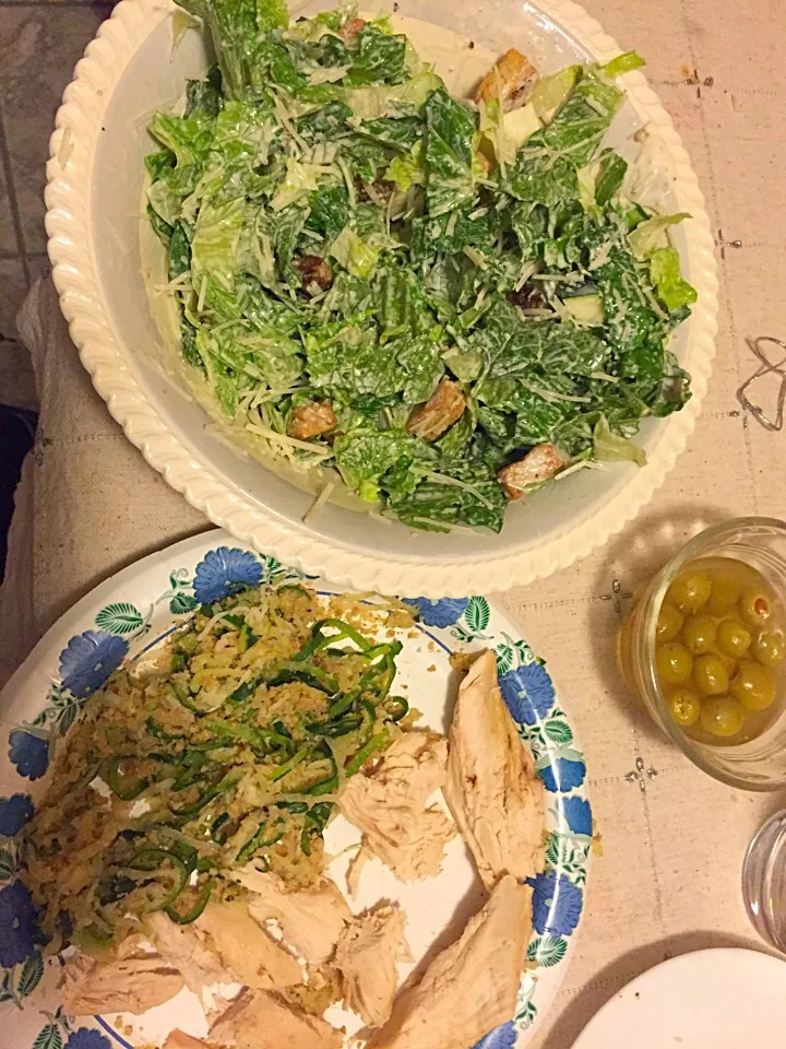 Caesar salad, zucchini pasta with breadcrumbs, and chicken! Olives for an extra bite!|A Whipさん