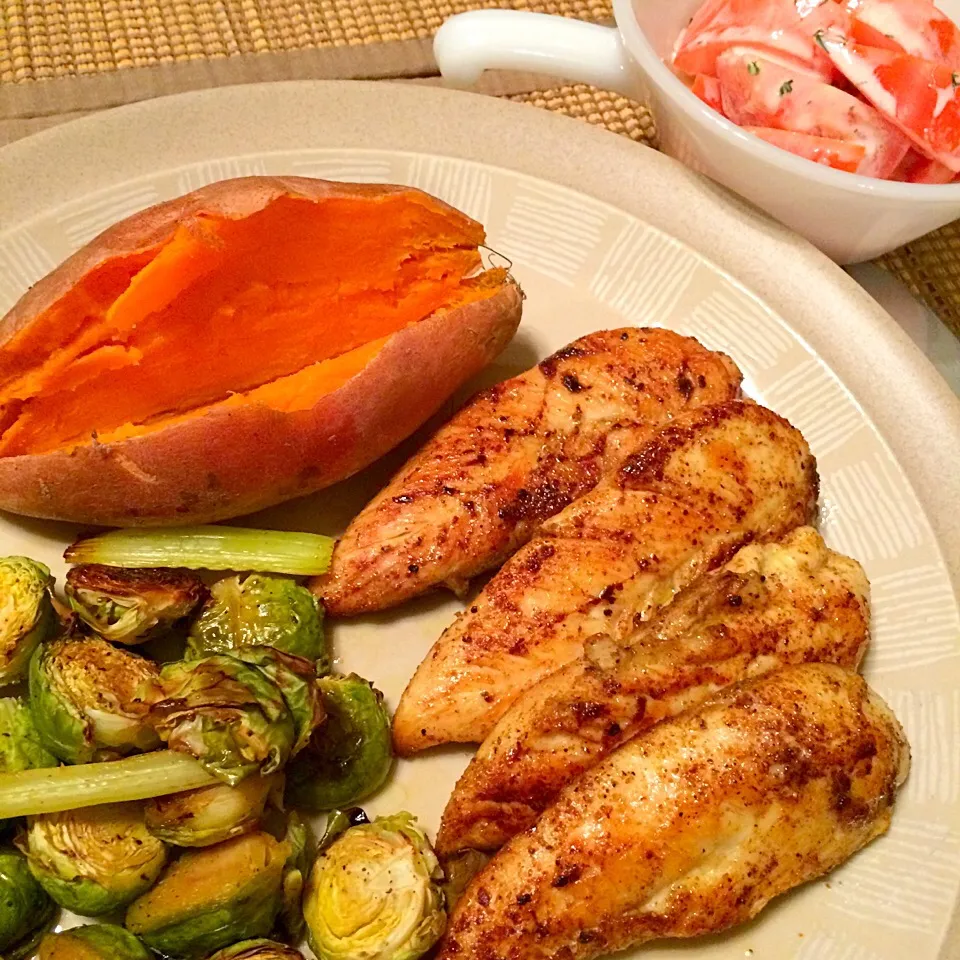 Post workout dinner:
-Chicken tender / marinated with salt, pepper, curry powder, garam masala and Worcestershire sauce.
-Baked Veggies / salt, pepper, balsamic|Nanaさん