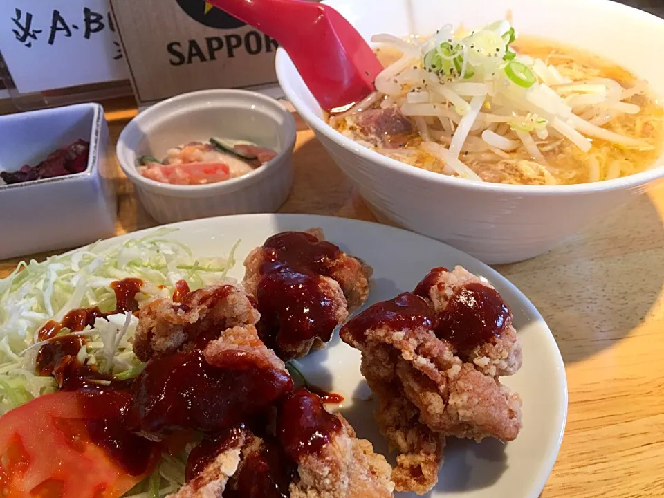 Snapdishの料理写真:唐揚げ辛味噌ダレと牛すじ卵とじラーメン|Agaricusさん