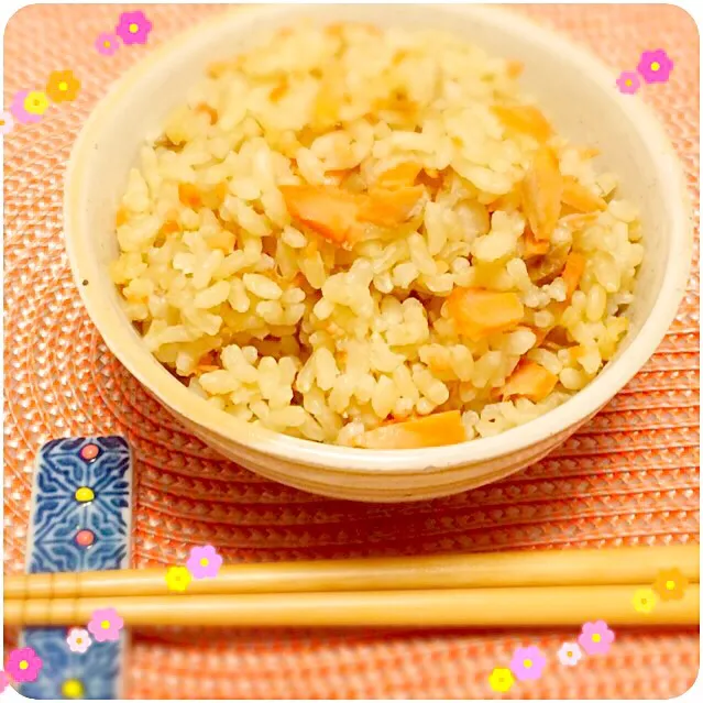 のりさんの手作りのほうがおいしい★簡単鮭フレークで炊き込みご飯🍚|桜央里さん