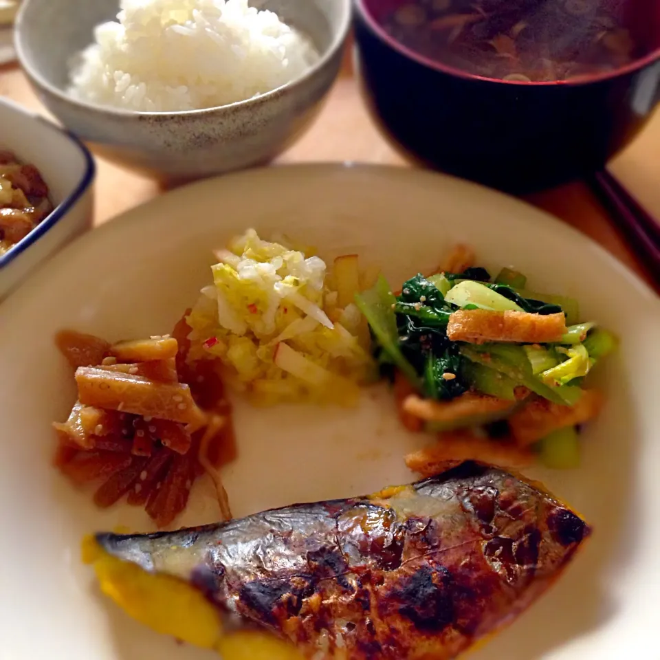 鰆の西京焼きと小松菜の胡麻和え・白菜とリンゴの浅漬け・大根の皮キンピラ。納豆も添えた朝定食🌞|こなちゅんさん