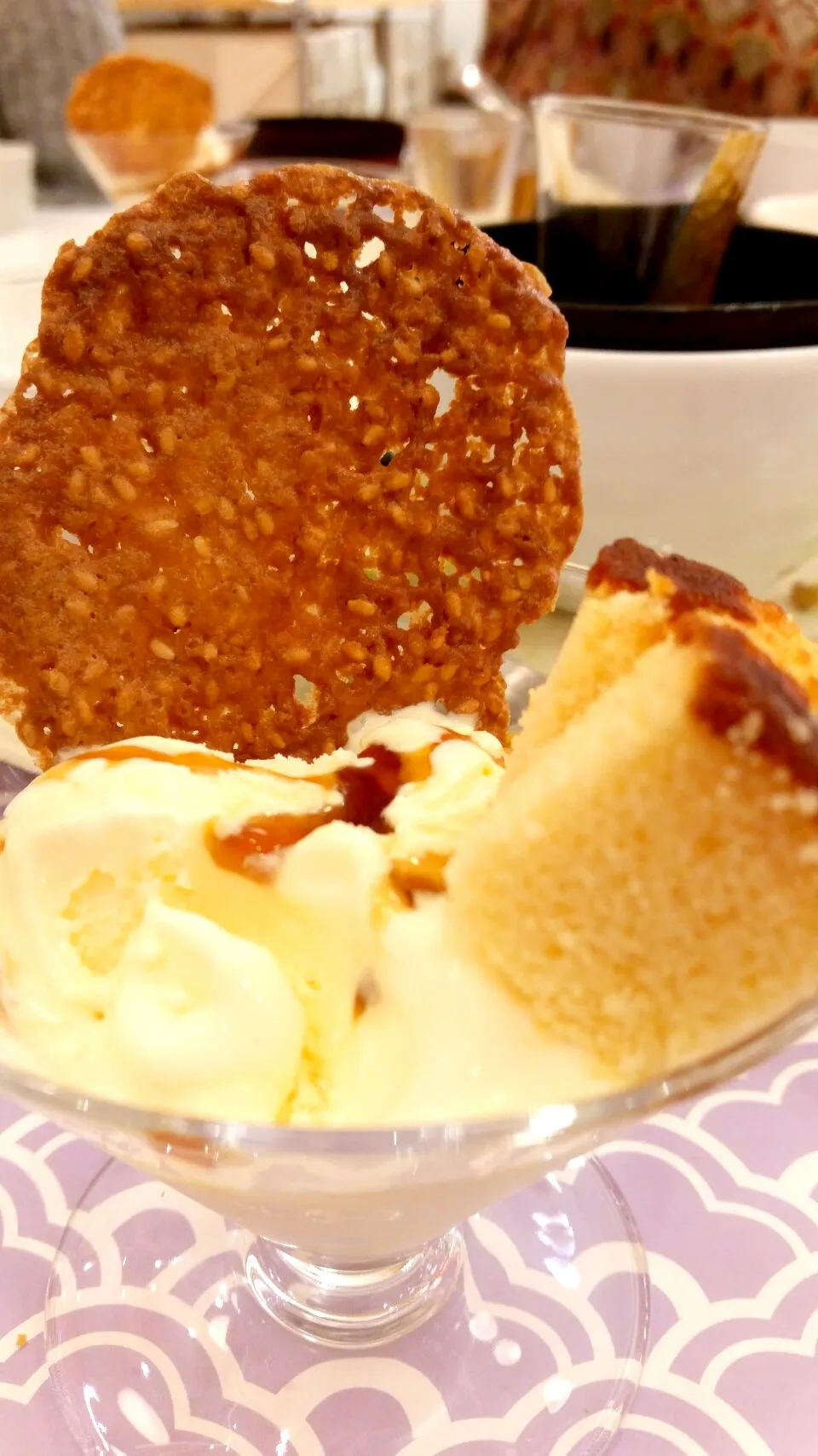 sobremesa crispi de gengelim com bolo castela e ice cream calda de caramelo|lucia inoueさん