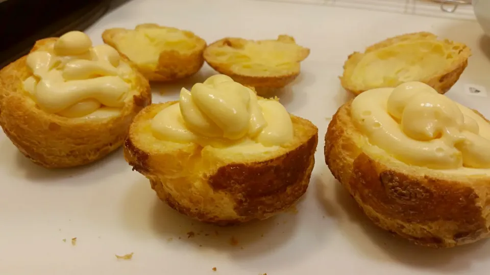 profiteroles recheando com creme Pastissie|lucia inoueさん