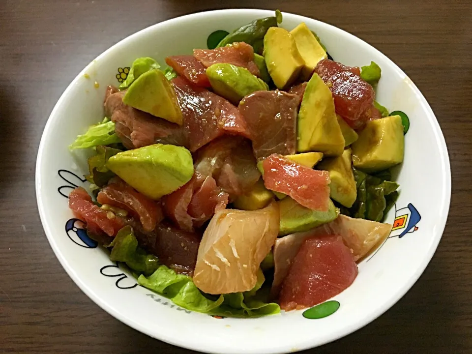 アボカドとサニーレタスと刺身の切り落とし丼(^^)ご飯少なめでお酢を入れてヘルシーになった！|かなさん