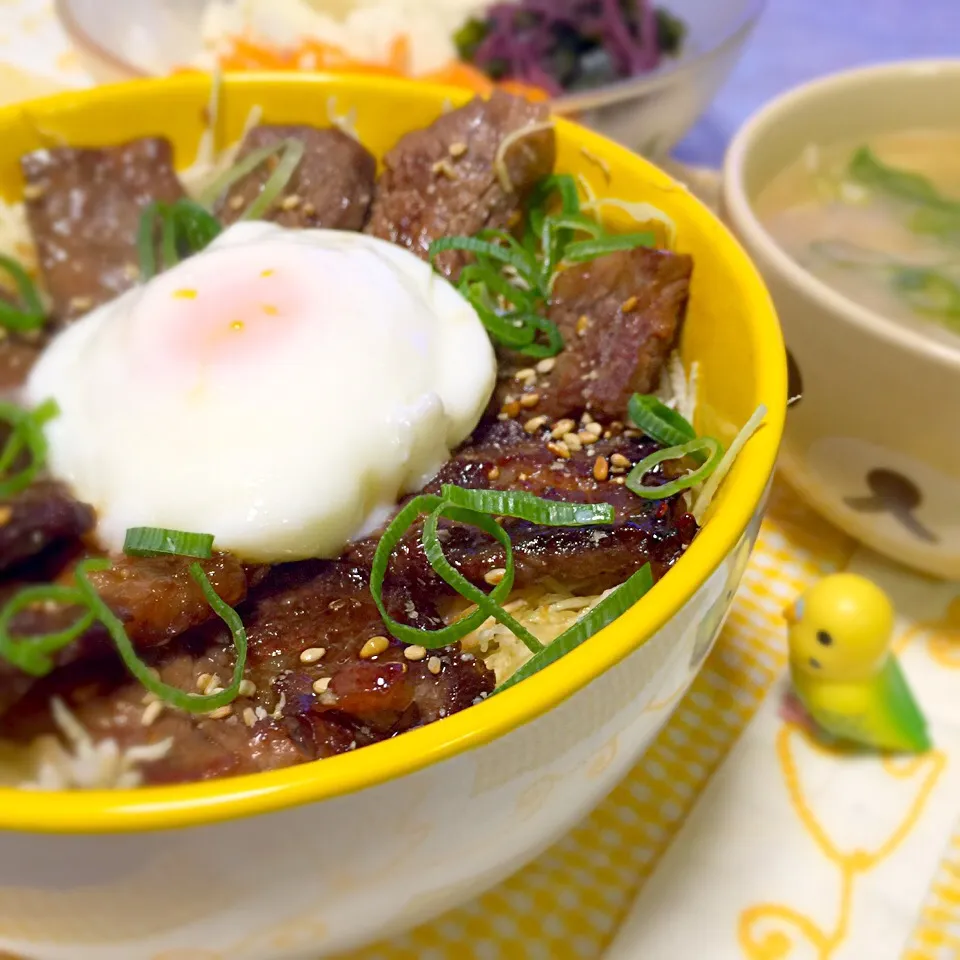 Snapdishの料理写真:ボンバーさんの焼肉のたれ💕を使って、大盛りキャベツ入りの焼肉丼🌟
このタレ、美味しすぎる❤️|きいこさん