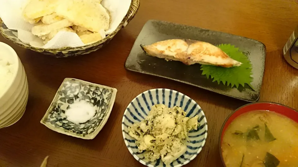 Snapdishの料理写真:鰆の塩麹焼き、白菜人参なめこのお味噌汁、キャベツと海苔の胡麻塩サラダ、安納芋の天ぷら|アンジェさん