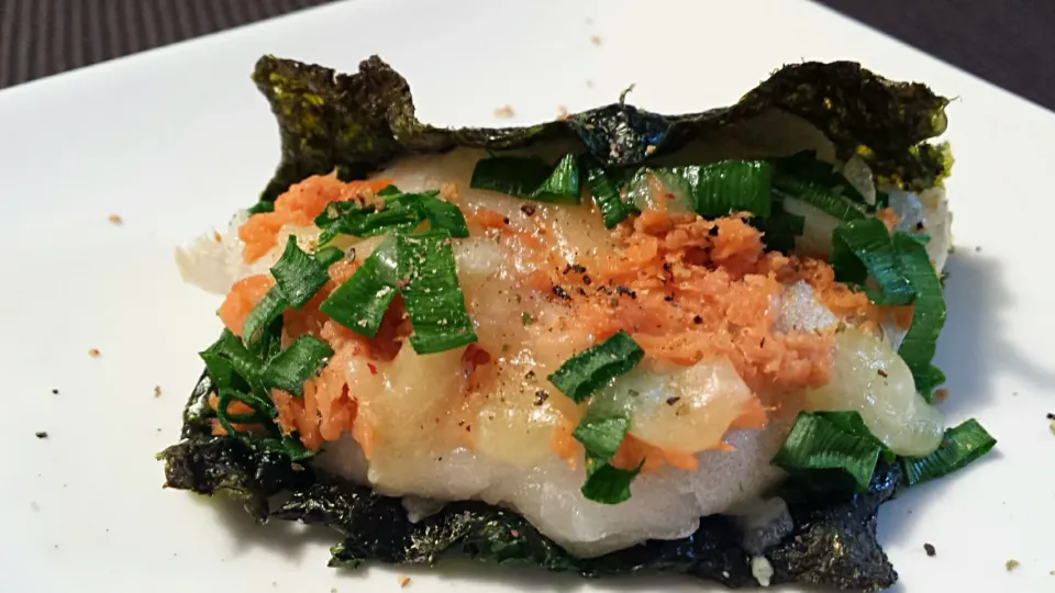 Snapdishの料理写真:izoomさんの鮭フレークねぎチーズ餅 【Grilled rice cake w/ salmon,leek and cheese filling】|おちゃわんさん