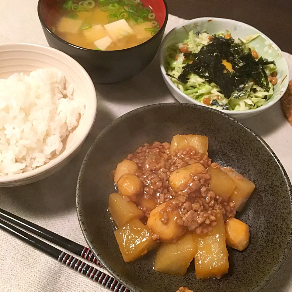 小芋と大根と挽肉の炊きもの/キャベツ納豆サラダ/豆腐の味噌汁|ゆきてぃさん