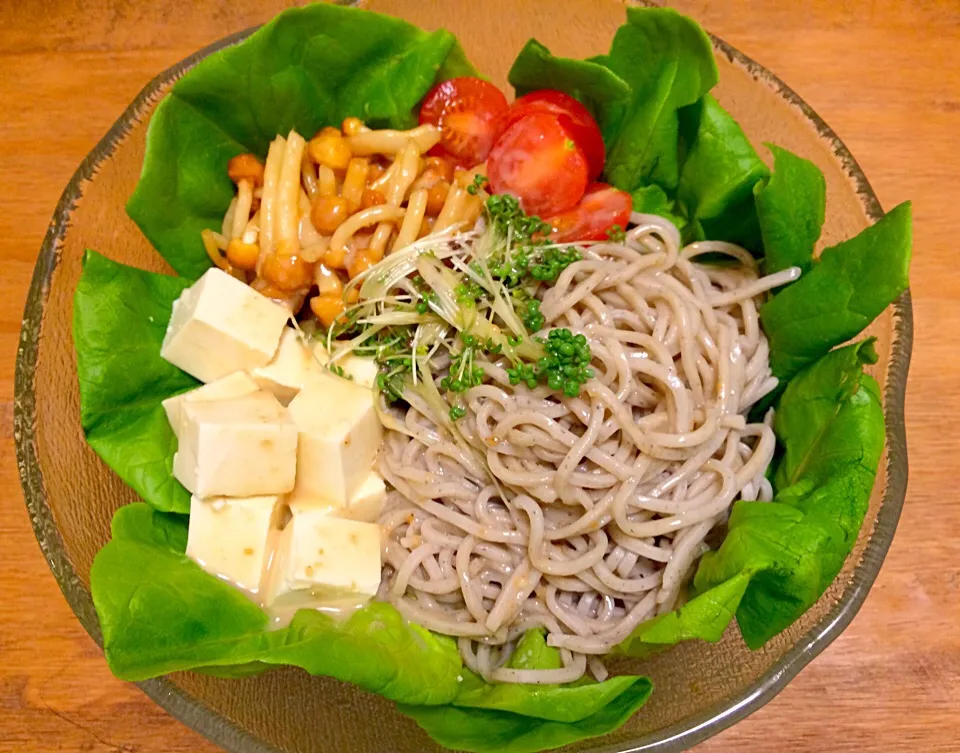 Snapdishの料理写真:今日からダイエットご飯(^ ^)サラダ蕎麦です🌽後は生姜玉ねぎスープも🍲|まみさん