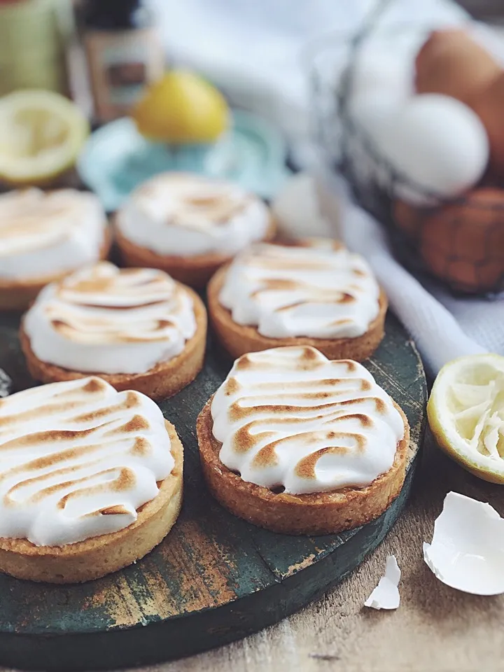 Snapdishの料理写真:Lemon meringue tartlet|rick chanさん