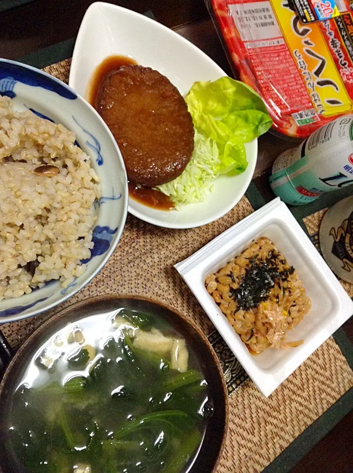 鳥ハンバーグ＆納豆＆ほうれん草の味噌汁|まぐろさん