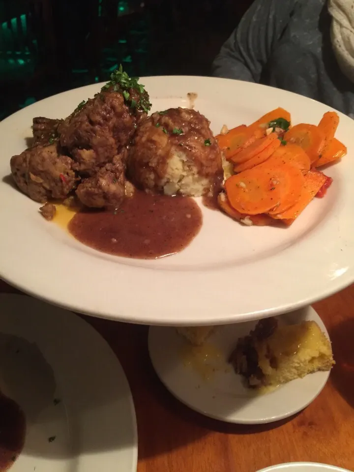 Snapdishの料理写真:Meatloaf w/ carrots & mashed potatoes|Richard Thompsonさん