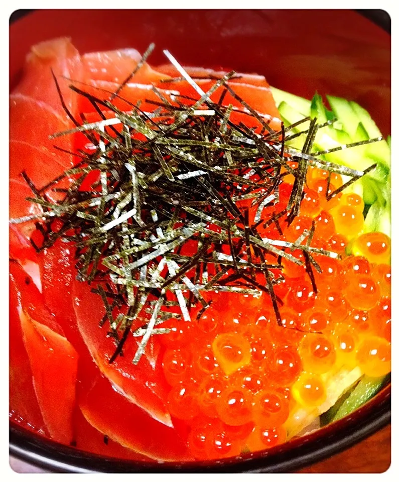 マグロ丼。Bowl of Rice topped with Sea Foods|toyamadaさん