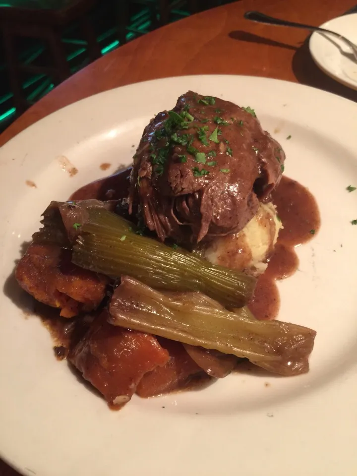 Pot Roast w/ carrots, celery & mashed potatoes|Richard Thompsonさん