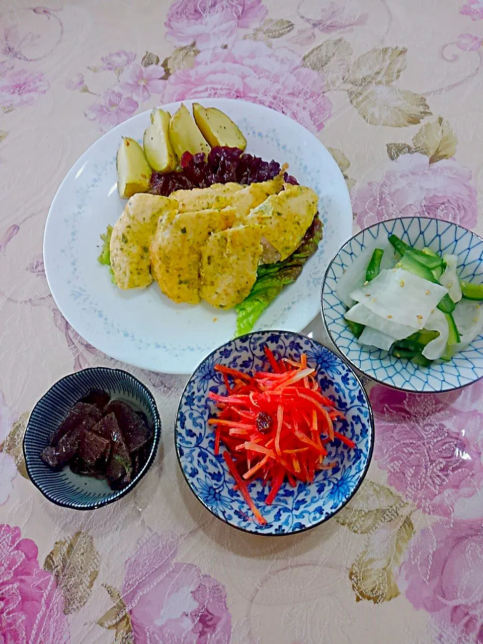 ささみのピカタ😉大根ときゅうりのごま風味😊金時人参のラぺ😁蒟蒻のピリ辛炒め|たえさん