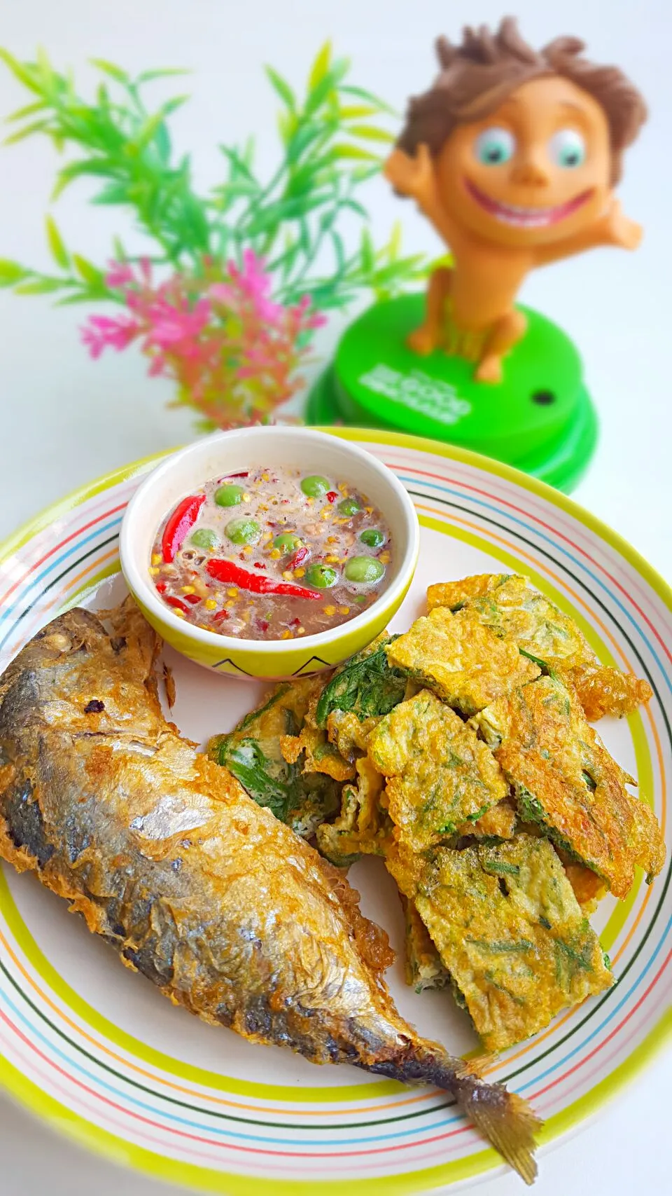 "น้ำพริกกะปิ ปลาทูทอด ไข่ชะอม"
(Fried Mackerel with Shrimp Paste Sauce)
เช้านี้กินแบบไทยๆ ซะหน่อย...😋😋|🙋🍗..Papa Naughty..🍳🙎さん