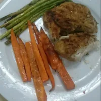 Snapdishの料理写真:grilled chicken breasts, carrots and asparagus|Rupert Villamarin Gapasenaoさん