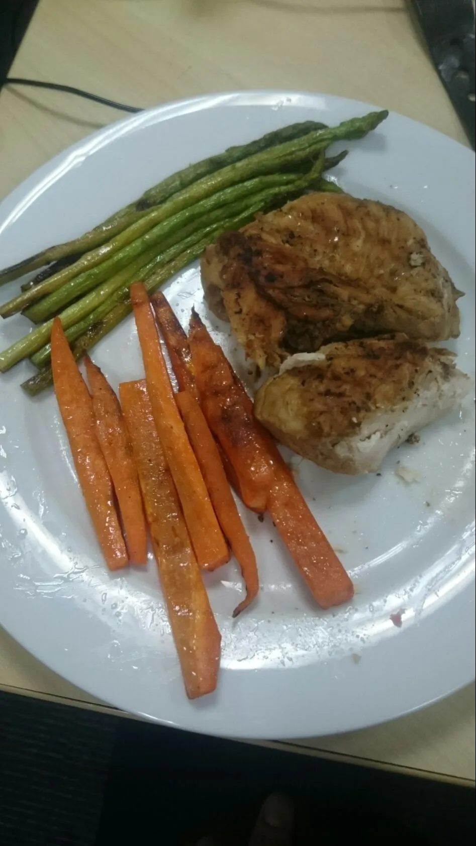 Snapdishの料理写真:grilled chicken breasts, carrots and asparagus|Rupert Villamarin Gapasenaoさん