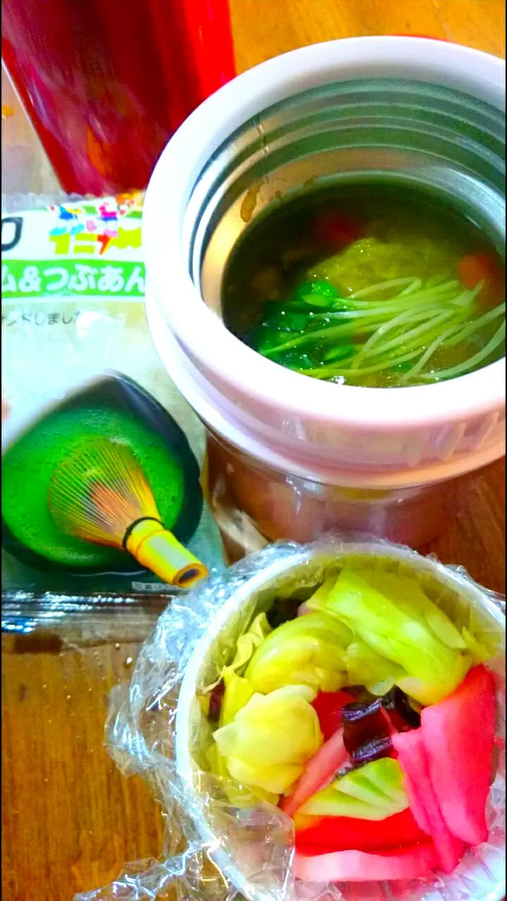 16'1/6 おべんとう(  -_・)?
生姜💛鶏ｽｰﾌﾟ🍜
赤紫蘇キャベツサラダ🌱 赤大根の柚子酢🍊|メイメイda.さん