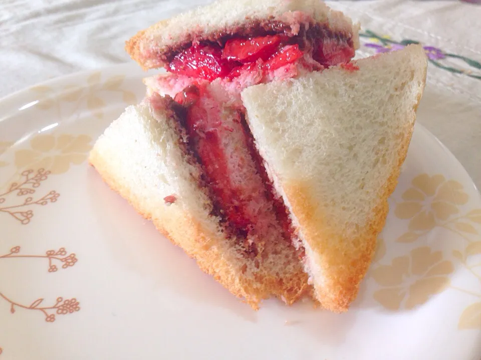 Strawberry Sandwich loaded with Nutella and CreamCheese|miteekshaさん