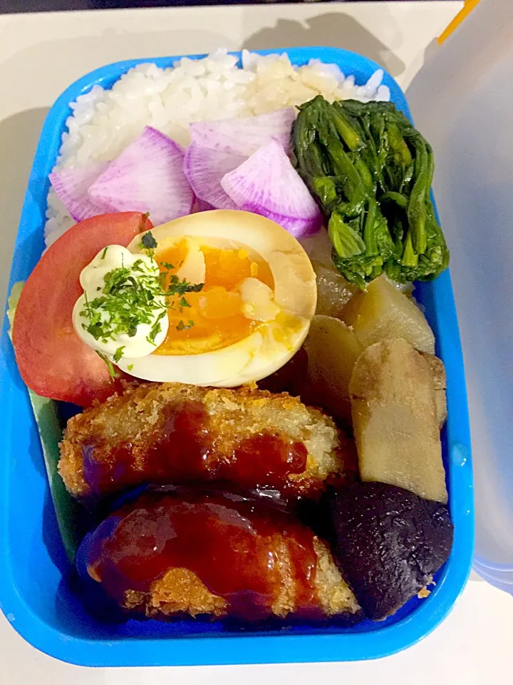 パパお弁当🍱  メンチカツ  煮卵  大根ゴボウ椎茸の煮物  ほうれん草のお浸し  赤大根の漬物  キャベツ、白菜とセロリのサラダ  トマト🍅|ch＊K*∀o(^^*)♪さん