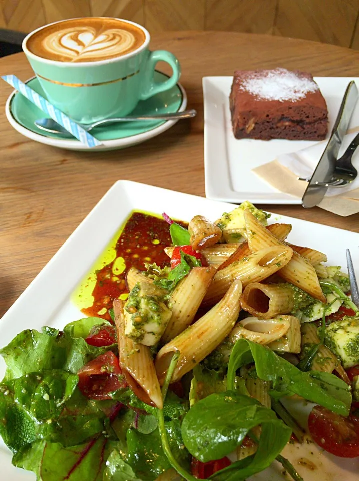 Snapdishの料理写真:フラットホワイト
パスタサラダ
チョコレートエスプレッソブラウニー

@Mojo Coffee 神楽坂
NZ発のカフェ日本第一号店|Marrさん