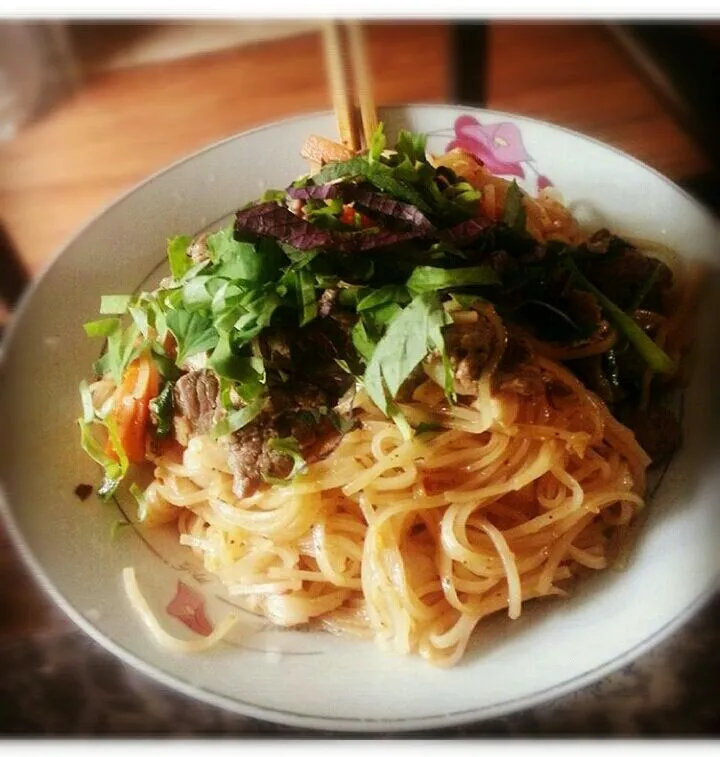 stirfry beef rice noodle with herb|lilly hightさん