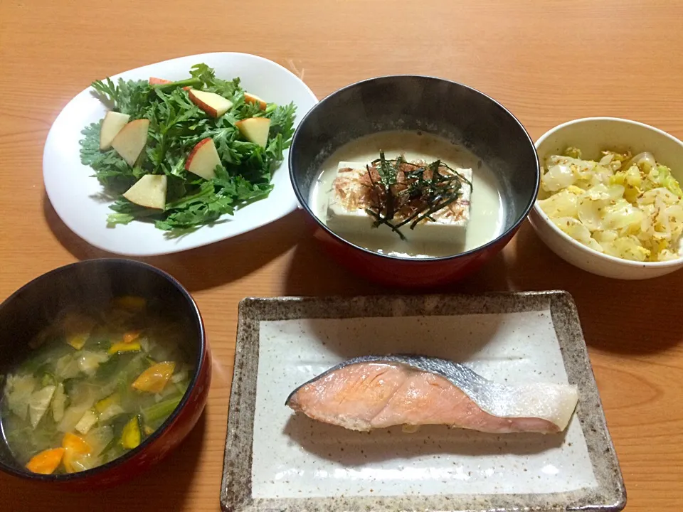 Snapdishの料理写真:春菊とりんごのサラダ、塩鮭、茹でキャベツ、ごまふりかけ和え、田村監修5種の野菜のみそ汁、昨日美味しかったから又豆乳豆腐w|ちゃこさん