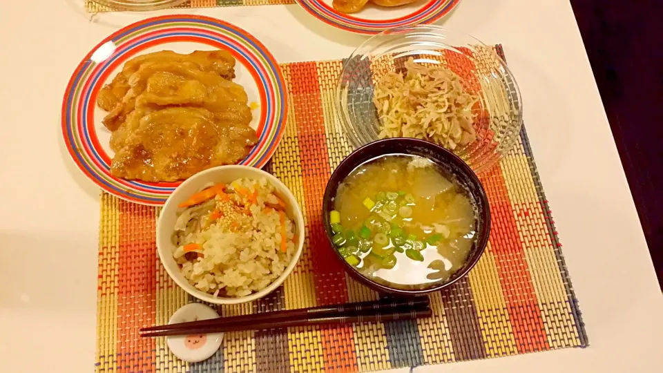 今日の夕食　豚肉の香味ソース焼き、切り干し大根とツナのサラダ、舞茸の炊き込みご飯、野菜と落とし卵の味噌汁|pinknari🐰🌈さん