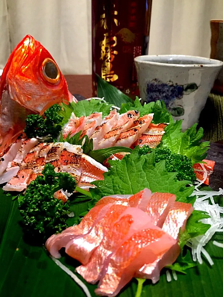 Snapdishの料理写真:ご近所さんが釣った金目🐟お刺身炙り んまーっ♡赤霧島ロックで(´◡`๑)|ちぃちゃんさん