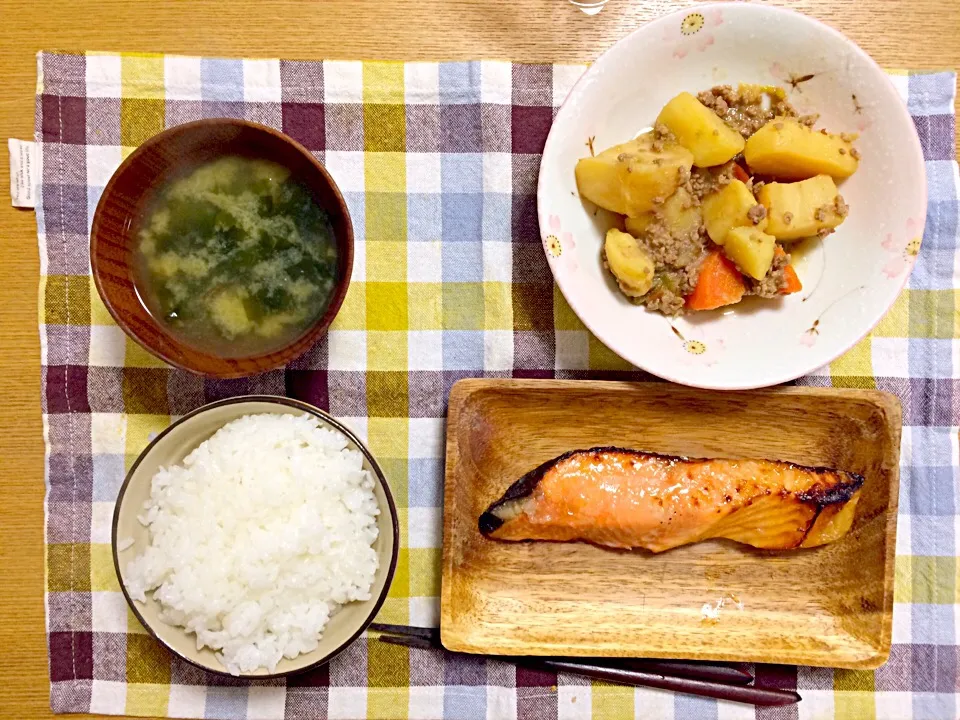 鮭、ひき肉味噌肉じゃが、シジミとわかめの味噌汁|sayuさん