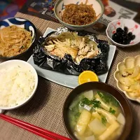 1月6日 晩ご飯
＊鮭とたっぷりきのこのホイル焼き
＊和風麻婆もやし
＊キャベツの梅こぶ和え
＊黒豆
＊大根と揚げのみそ汁|mayuさん