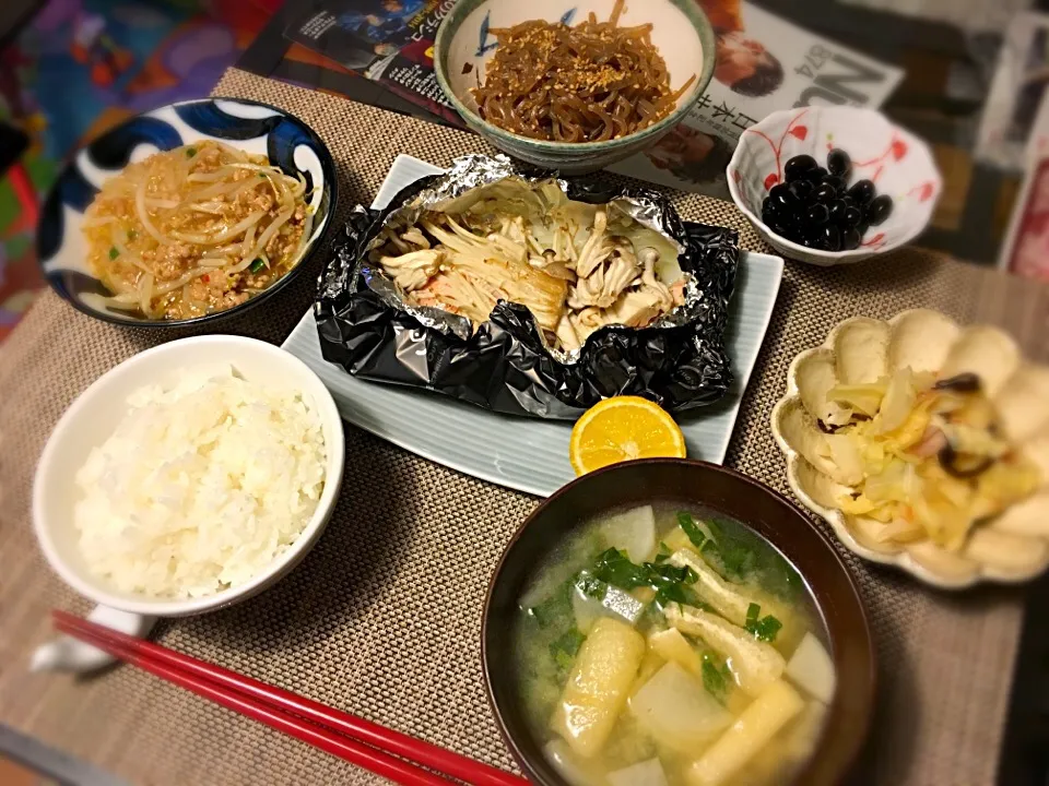 Snapdishの料理写真:1月6日 晩ご飯
＊鮭とたっぷりきのこのホイル焼き
＊和風麻婆もやし
＊キャベツの梅こぶ和え
＊黒豆
＊大根と揚げのみそ汁|mayuさん