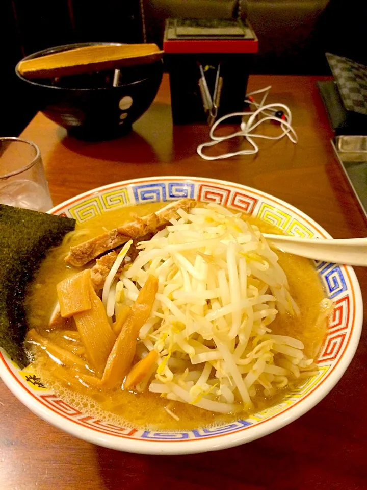 Snapdishの料理写真:麻布ラーメン もやしとんこつ|Suguru Niiさん